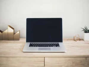 Photo d'un ordinateur portable sur un bureau